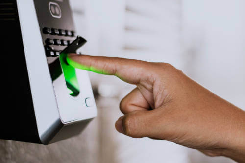 Sistemas de control de accesos para comunidades. ¿Cuál es el mejor?